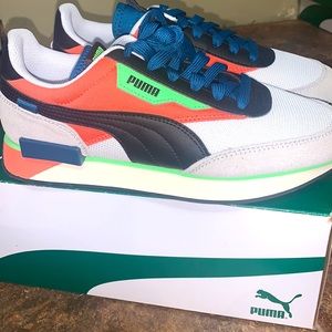 Future rider neon play pumas